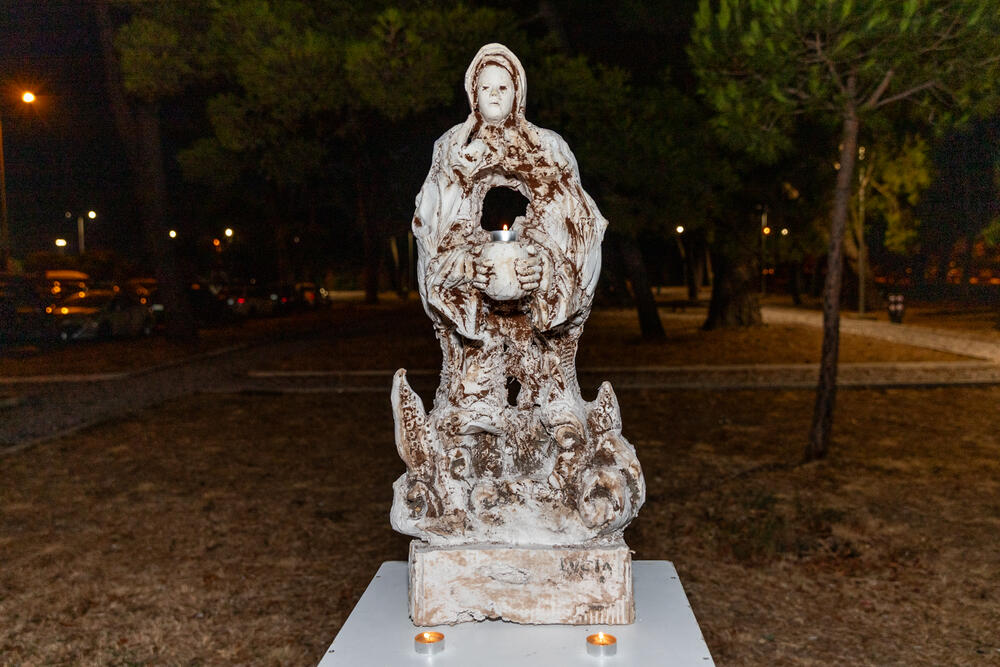 <p>Samostalna izložba Joka Lekića nazvana &ldquo;Lutum Sacrum&rdquo; (Sveto blato), otvorena je u okviru festivala Barski ljetopis na platou nekadašnjeg logora na Topolici</p>