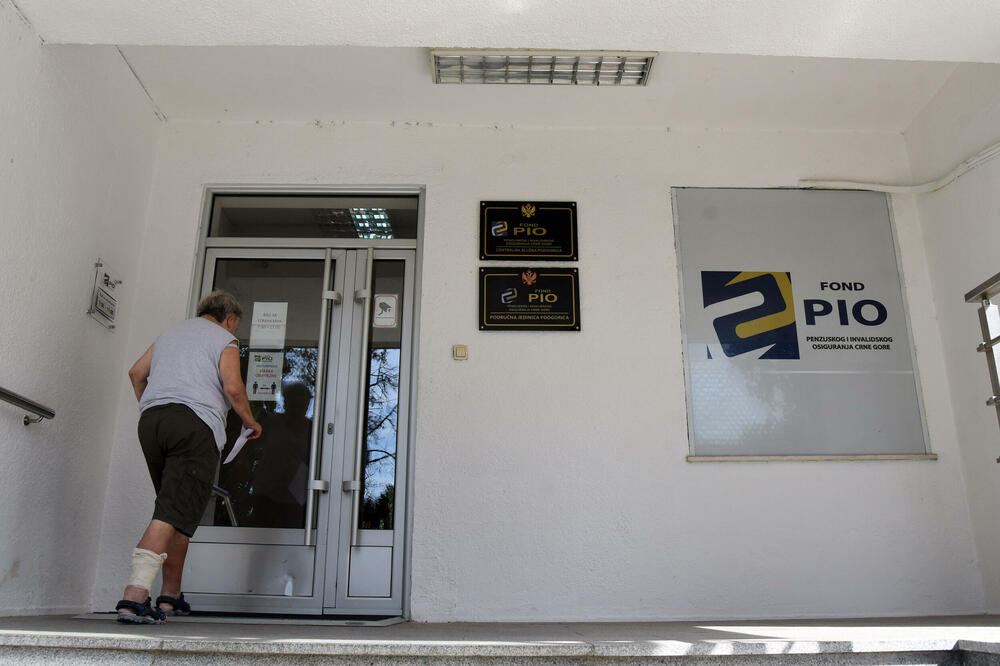 Za šest mjeseci ove godine deficit penzionog sistema bio 228 miliona eura, Foto: Luka Zekovic