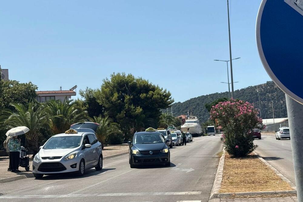 Kolona taksi vozila čeka izlazak gostiju s kruzera, Foto: Marija Pešić