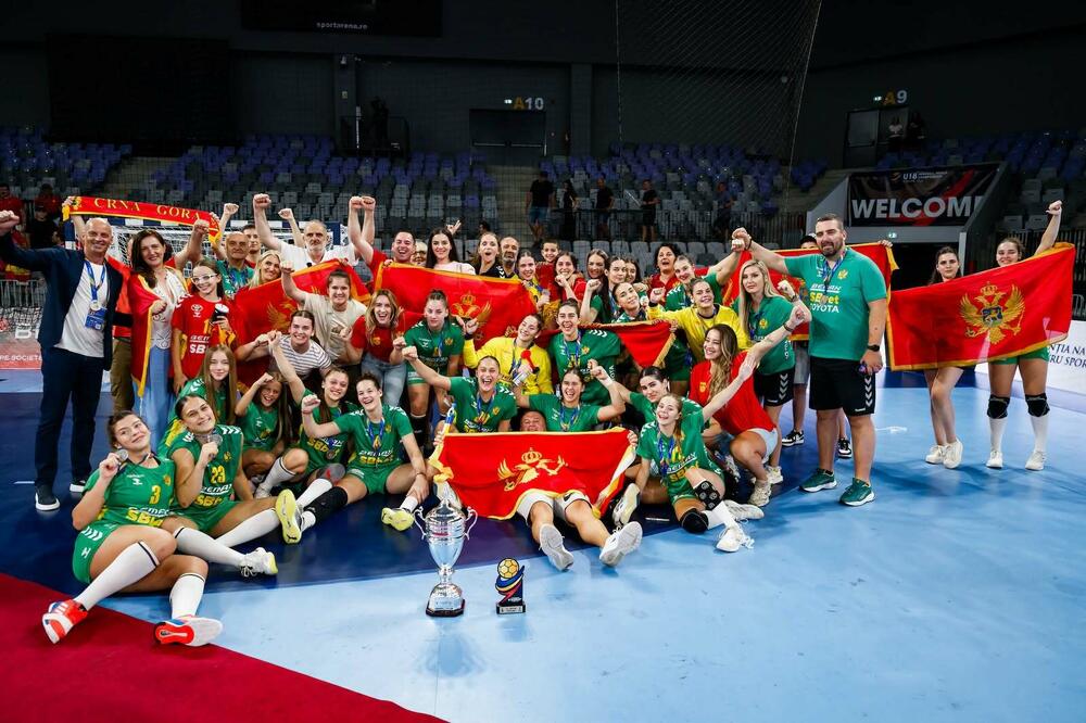 Sjajne kadetkinje nakon osvajanja srebrne medalje na Mundijalu, Foto: RSCG