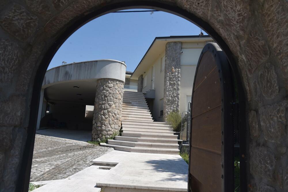 <p>Uprava policije saopštila da su u kući u kojoj su boravili stranci pronašli više stotina digitalnih uređaja i drugih elemenata sofisticirane opreme...</p>  <p>Prema nezvaničnim saznanjima "Vijesti", policija sumnja da je riječ o više hakera odgovornih za računarske prevare...</p>