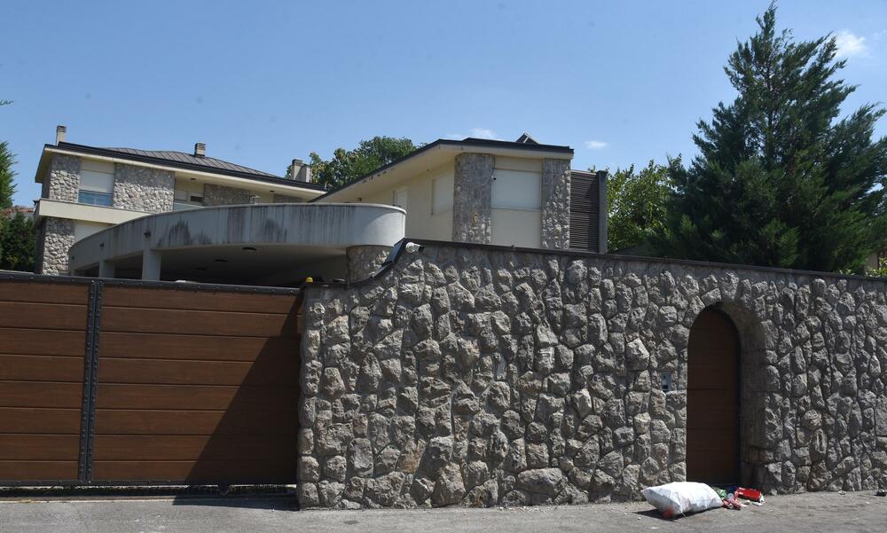 <p>Uprava policije saopštila da su u kući u kojoj su boravili stranci pronašli više stotina digitalnih uređaja i drugih elemenata sofisticirane opreme...</p>  <p>Prema nezvaničnim saznanjima "Vijesti", policija sumnja da je riječ o više hakera odgovornih za računarske prevare...</p>