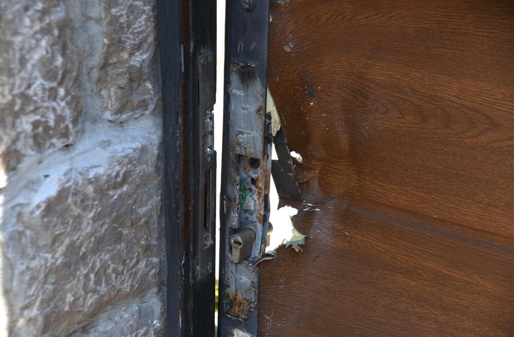 <p>Uprava policije saopštila da su u kući u kojoj su boravili stranci pronašli više stotina digitalnih uređaja i drugih elemenata sofisticirane opreme...</p>  <p>Prema nezvaničnim saznanjima "Vijesti", policija sumnja da je riječ o više hakera odgovornih za računarske prevare...</p>