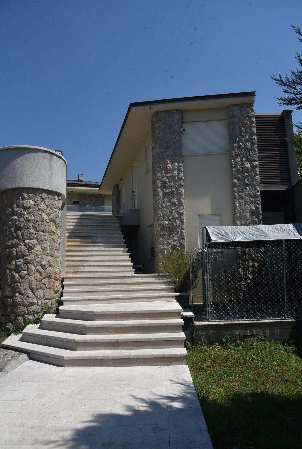 <p>Uprava policije saopštila da su u kući u kojoj su boravili stranci pronašli više stotina digitalnih uređaja i drugih elemenata sofisticirane opreme...</p>  <p>Prema nezvaničnim saznanjima "Vijesti", policija sumnja da je riječ o više hakera odgovornih za računarske prevare...</p>