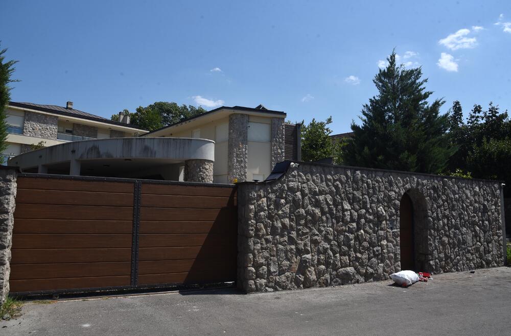 <p>Uprava policije saopštila da su u kući u kojoj su boravili stranci pronašli više stotina digitalnih uređaja i drugih elemenata sofisticirane opreme...</p>  <p>Prema nezvaničnim saznanjima "Vijesti", policija sumnja da je riječ o više hakera odgovornih za računarske prevare...</p>