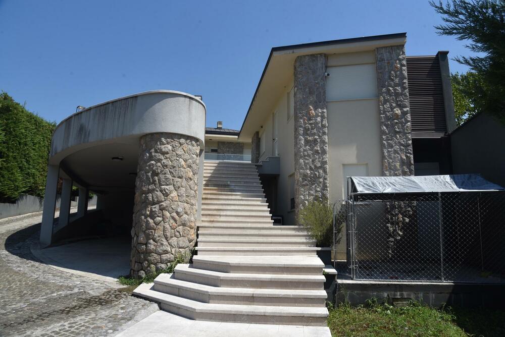 <p>Uprava policije saopštila da su u kući u kojoj su boravili stranci pronašli više stotina digitalnih uređaja i drugih elemenata sofisticirane opreme...</p>  <p>Prema nezvaničnim saznanjima "Vijesti", policija sumnja da je riječ o više hakera odgovornih za računarske prevare...</p>