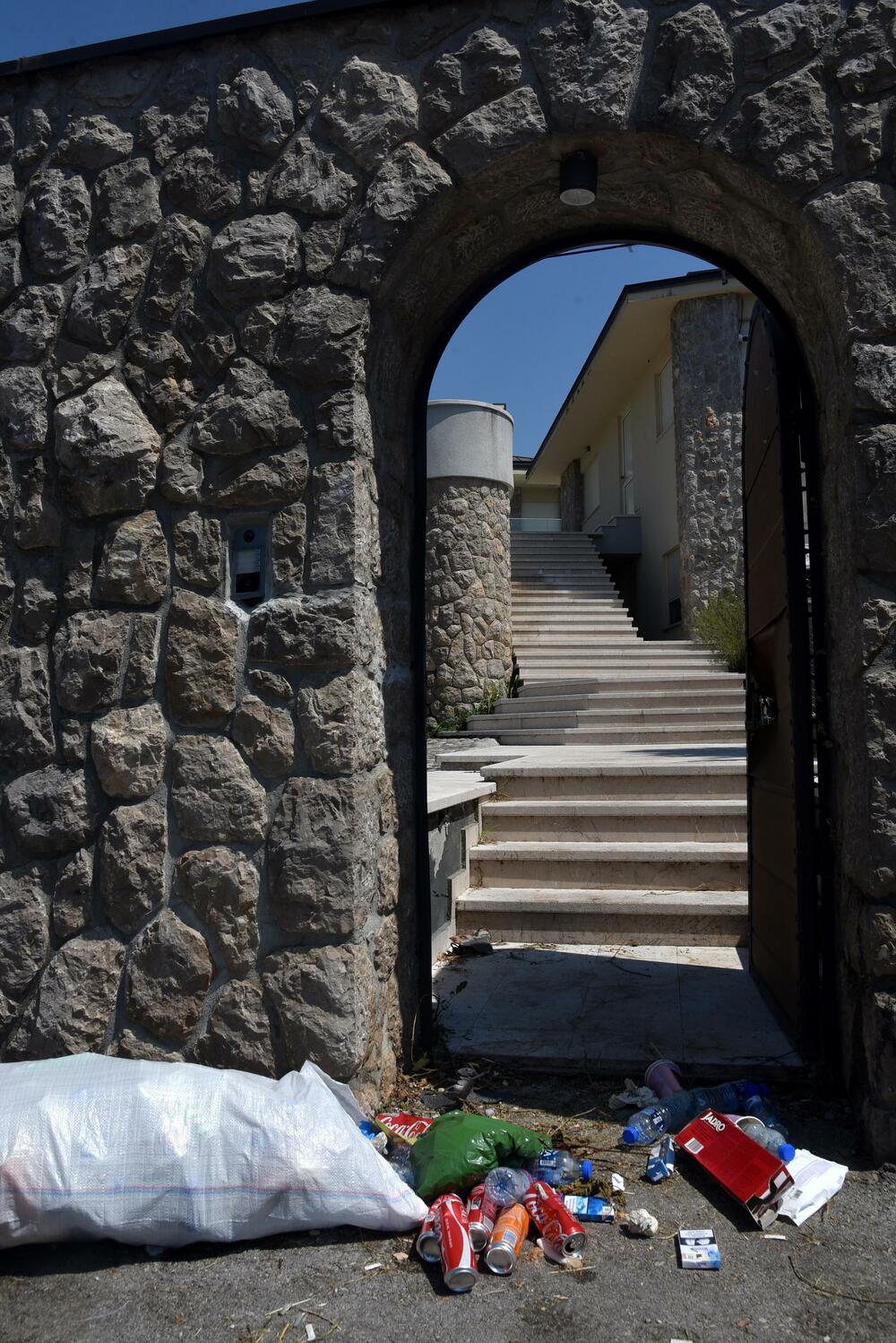 <p>Uprava policije saopštila da su u kući u kojoj su boravili stranci pronašli više stotina digitalnih uređaja i drugih elemenata sofisticirane opreme...</p>  <p>Prema nezvaničnim saznanjima "Vijesti", policija sumnja da je riječ o više hakera odgovornih za računarske prevare...</p>