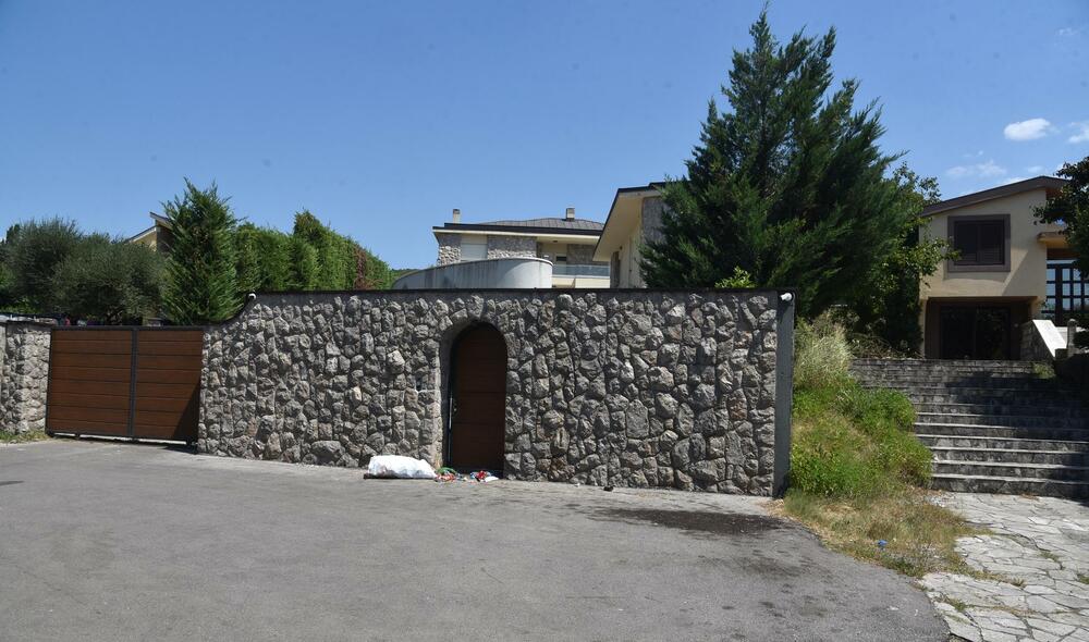 <p>Uprava policije saopštila da su u kući u kojoj su boravili stranci pronašli više stotina digitalnih uređaja i drugih elemenata sofisticirane opreme...</p>  <p>Prema nezvaničnim saznanjima "Vijesti", policija sumnja da je riječ o više hakera odgovornih za računarske prevare...</p>