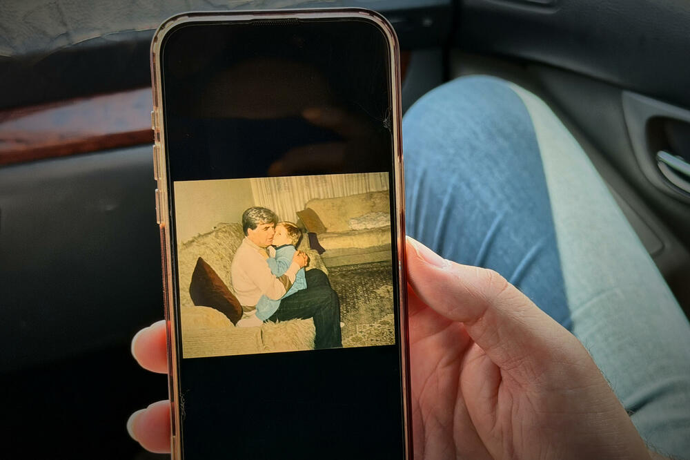 Ademi pokazuje fotografiju sa ocem, Foto: Beta/AP