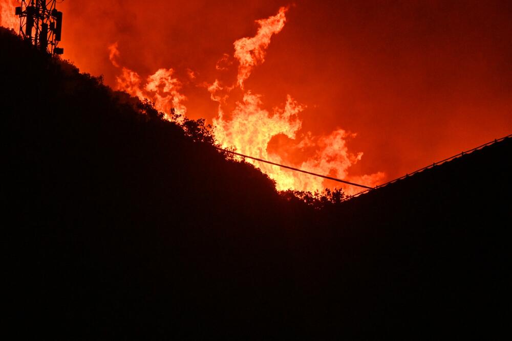 <p>Vatrogasci do sada uspjeli da odbrane sve ugrožene objekte, ali situaciju dodatno komplikuje vjetar koji je u jačanju</p>