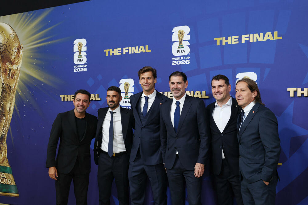 Ćavi u društvu španskih fudbalskih legendi, Foto: Reuters