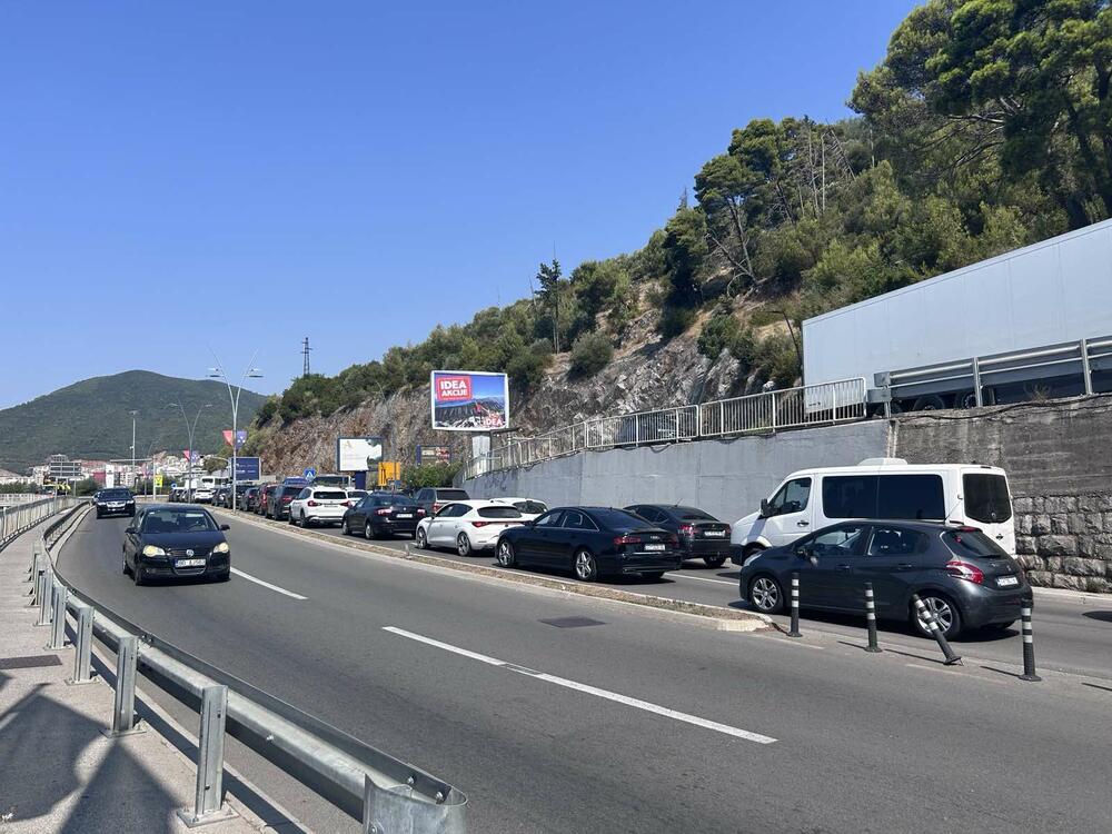 <p>Kolone automobila stvorile su se na glavnom budvanskom bulevaru, zaobilaznici, ali i na Zavali</p>