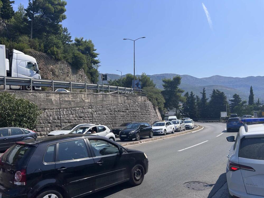 <p>Kolone automobila stvorile su se na glavnom budvanskom bulevaru, zaobilaznici, ali i na Zavali</p>