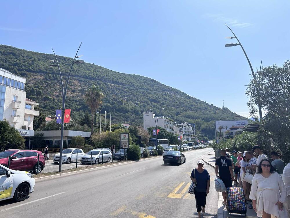 <p>Kolone automobila stvorile su se na glavnom budvanskom bulevaru, zaobilaznici, ali i na Zavali</p>