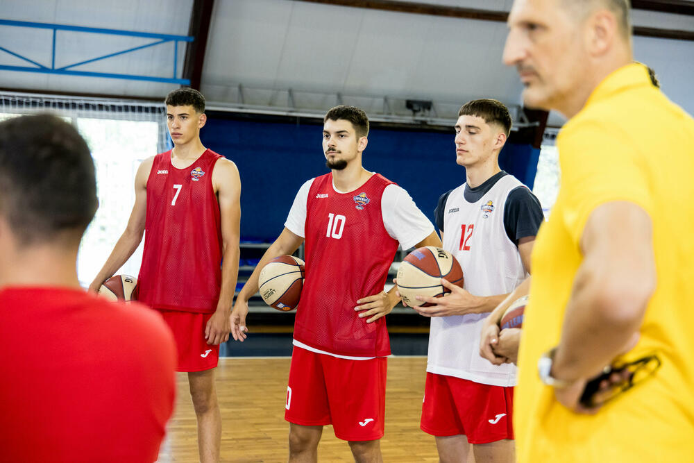 <p>"Zadovoljan sam načinom na koji smo do ovog momenta selektirali tim. Mislim da smo doveli igrače koji su u najboljim godinama, koji iza sebe imaju dobre sezone i koji su željni dalje afirmacije i napretka", rekao je trener SC Derbija, Petar Mijović</p>