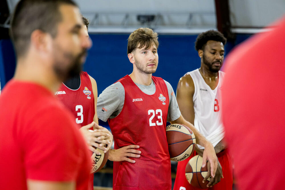 <p>"Zadovoljan sam načinom na koji smo do ovog momenta selektirali tim. Mislim da smo doveli igrače koji su u najboljim godinama, koji iza sebe imaju dobre sezone i koji su željni dalje afirmacije i napretka", rekao je trener SC Derbija, Petar Mijović</p>
