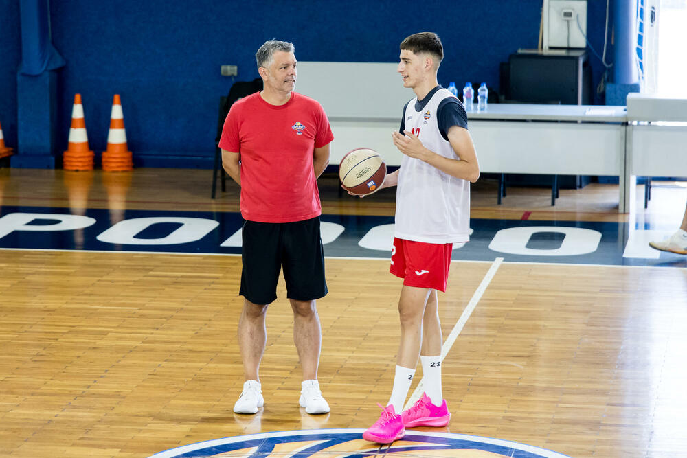 <p>"Zadovoljan sam načinom na koji smo do ovog momenta selektirali tim. Mislim da smo doveli igrače koji su u najboljim godinama, koji iza sebe imaju dobre sezone i koji su željni dalje afirmacije i napretka", rekao je trener SC Derbija, Petar Mijović</p>