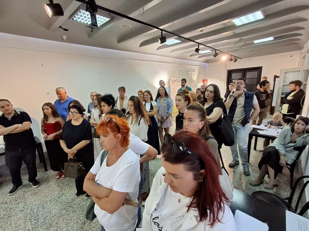 <p>U okviru Međunarodnog festivala alternativnog teatra Korifej, otvorena izložba &ldquo;Jesmo li kod kuće?&rdquo;</p>