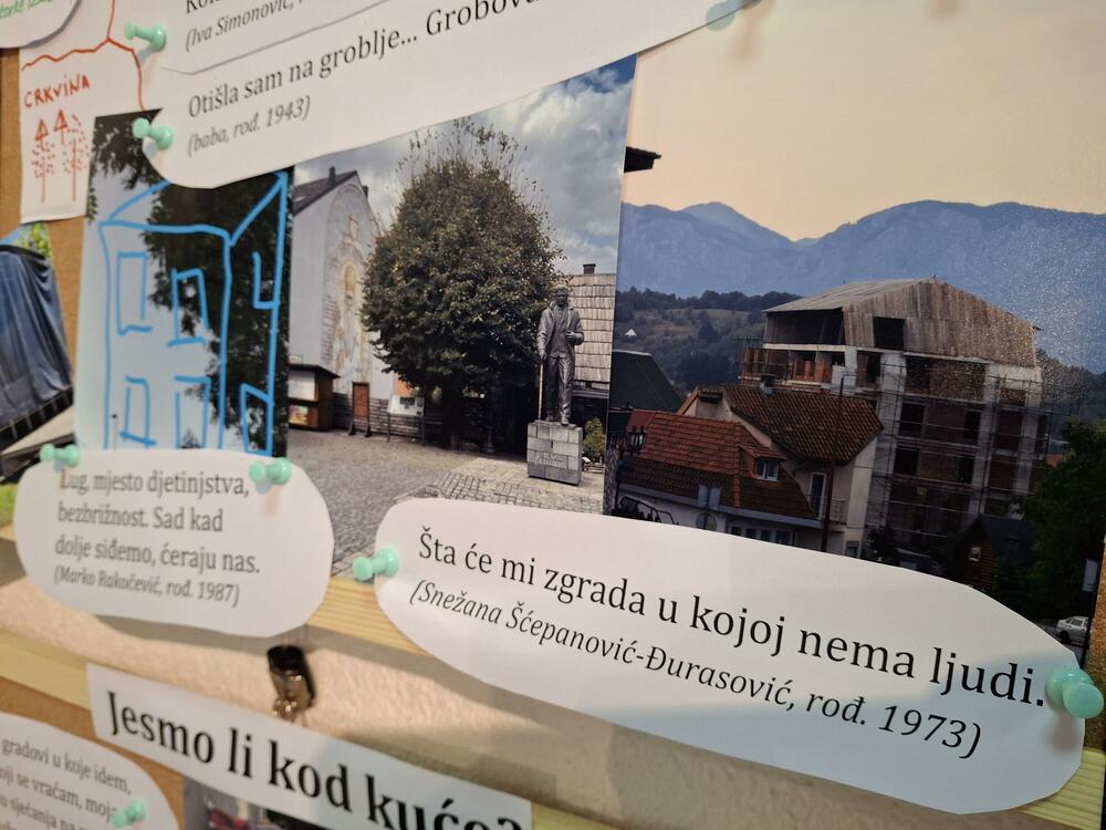 <p>U okviru Međunarodnog festivala alternativnog teatra Korifej, otvorena izložba &ldquo;Jesmo li kod kuće?&rdquo;</p>