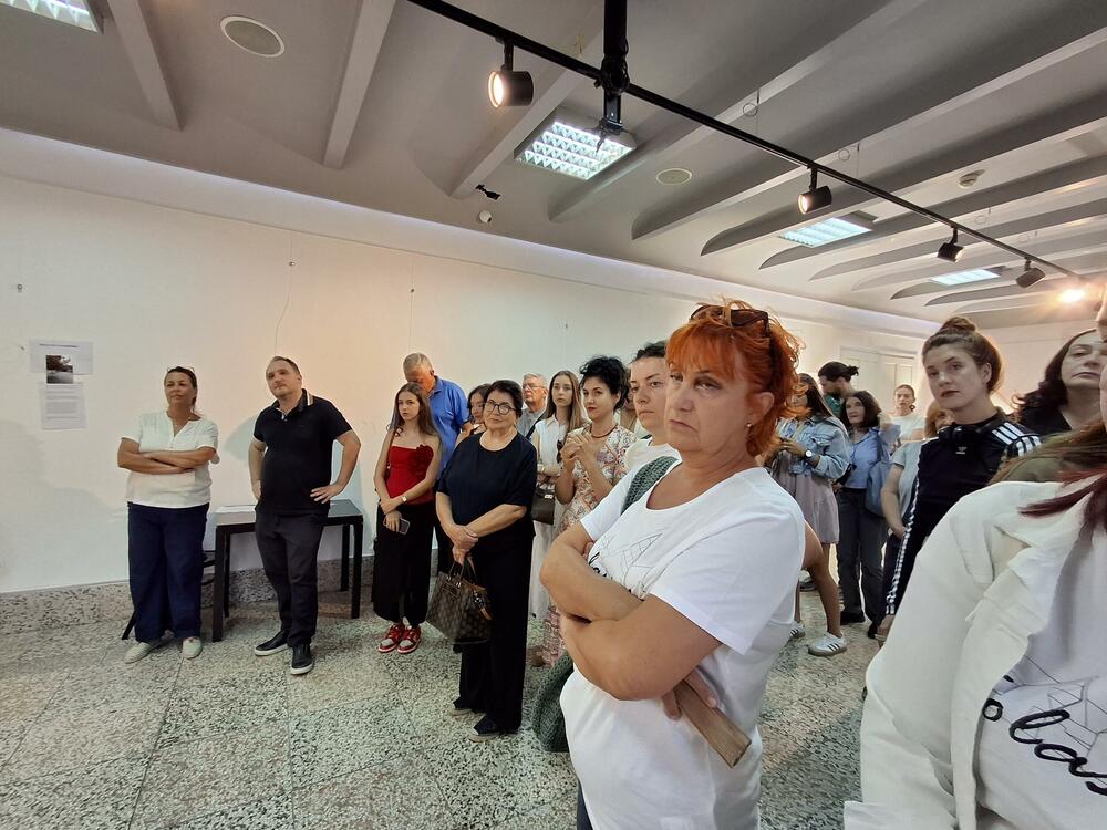 <p>U okviru Međunarodnog festivala alternativnog teatra Korifej, otvorena izložba &ldquo;Jesmo li kod kuće?&rdquo;</p>