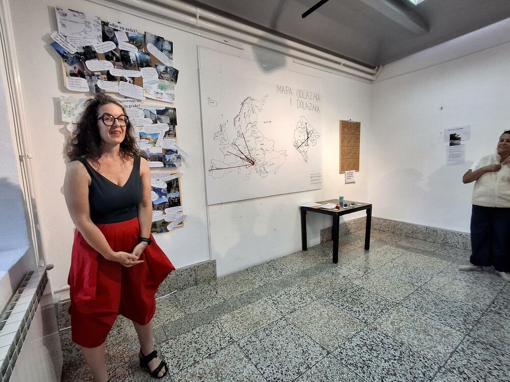 <p>U okviru Međunarodnog festivala alternativnog teatra Korifej, otvorena izložba &ldquo;Jesmo li kod kuće?&rdquo;</p>