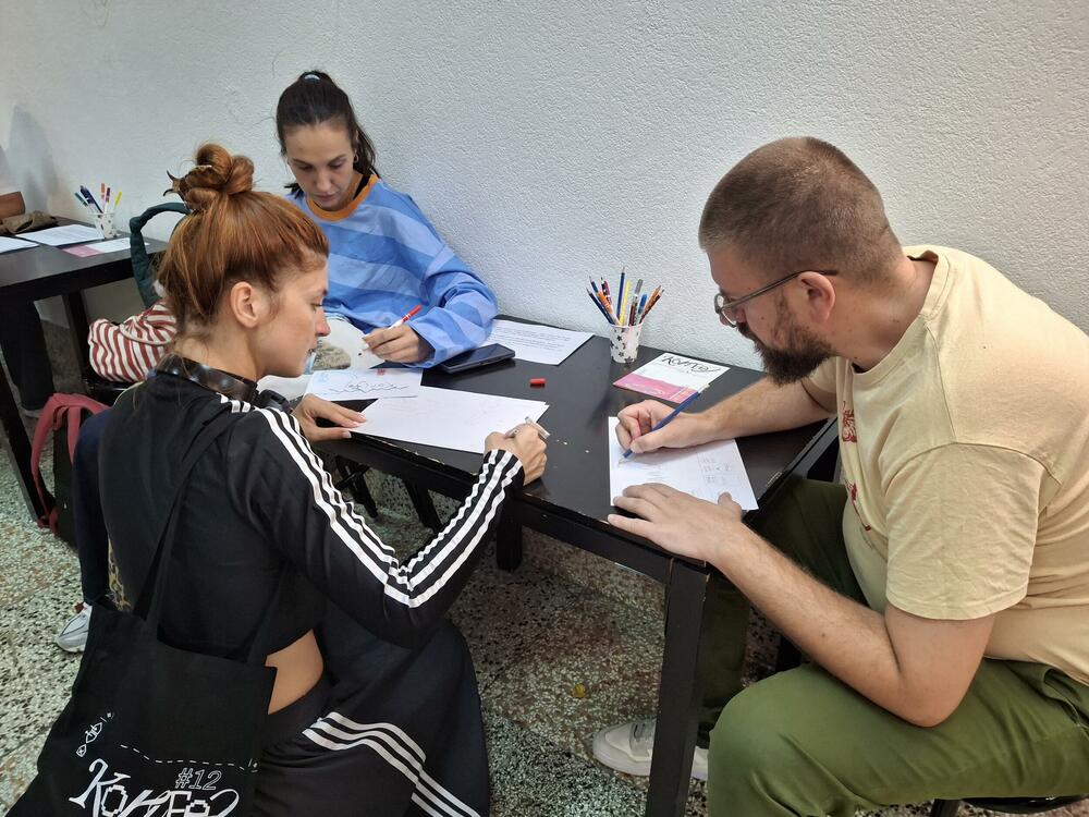 <p>U okviru Međunarodnog festivala alternativnog teatra Korifej, otvorena izložba &ldquo;Jesmo li kod kuće?&rdquo;</p>