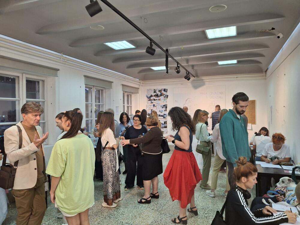 <p>U okviru Međunarodnog festivala alternativnog teatra Korifej, otvorena izložba &ldquo;Jesmo li kod kuće?&rdquo;</p>