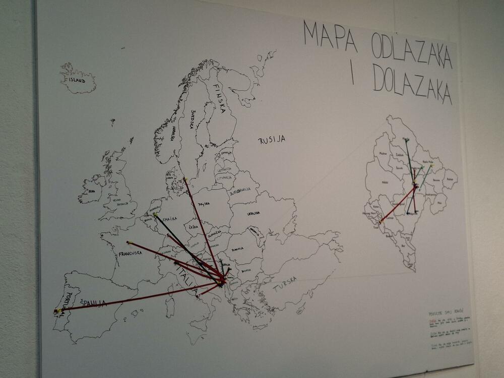 <p>U okviru Međunarodnog festivala alternativnog teatra Korifej, otvorena izložba &ldquo;Jesmo li kod kuće?&rdquo;</p>