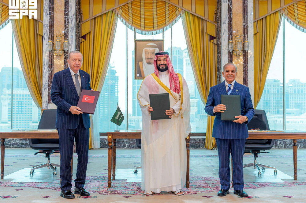 Turski predsjednik Tajip Erdogan, saudijski princ Mohamed bin Salman i pakistanski premijer Šehbaz Šarif nakon potpisivanja odbrambenog sporazuma u Meki, Foto: Rojters