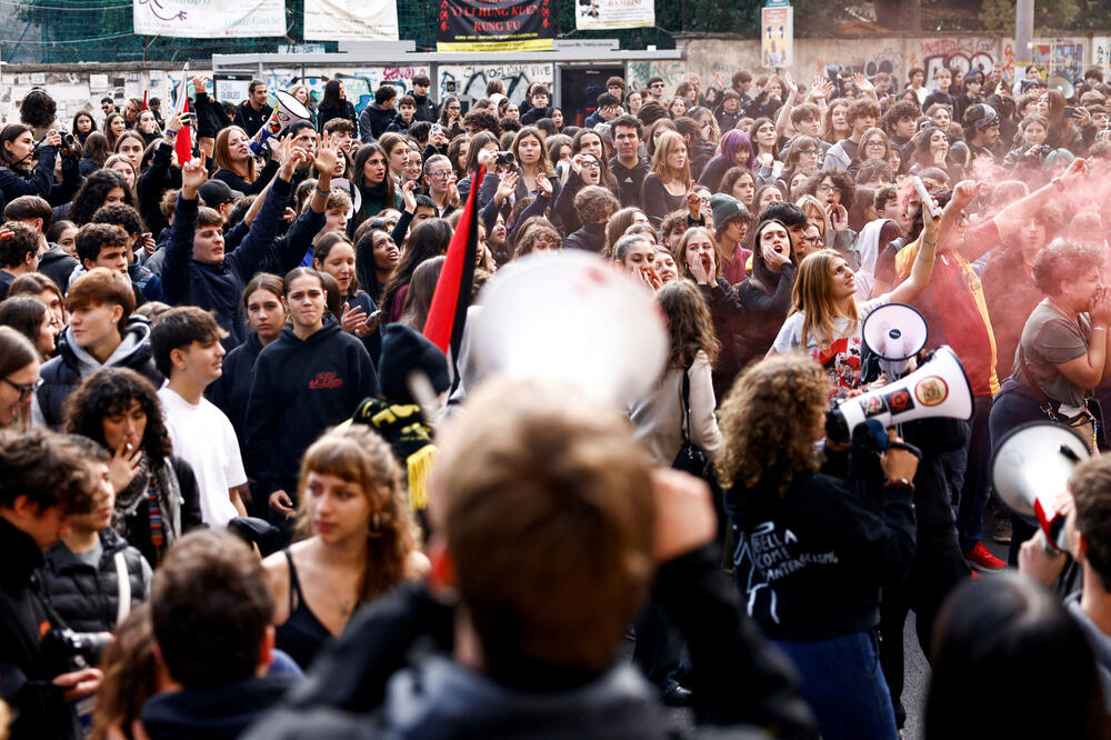 Mladi demonstranti protestuju protiv Đorđe Meloni u Rimu, 14. novembra 2025., Foto: Rojters