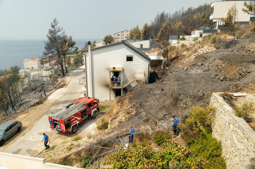 Sa gašenja požarra u mjestu Stanica, Foto: Reuters