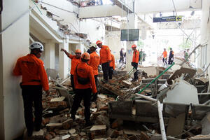 Najmanje 20 mrtvih u zemljotresu magnitude 7,7 u Indoneziji