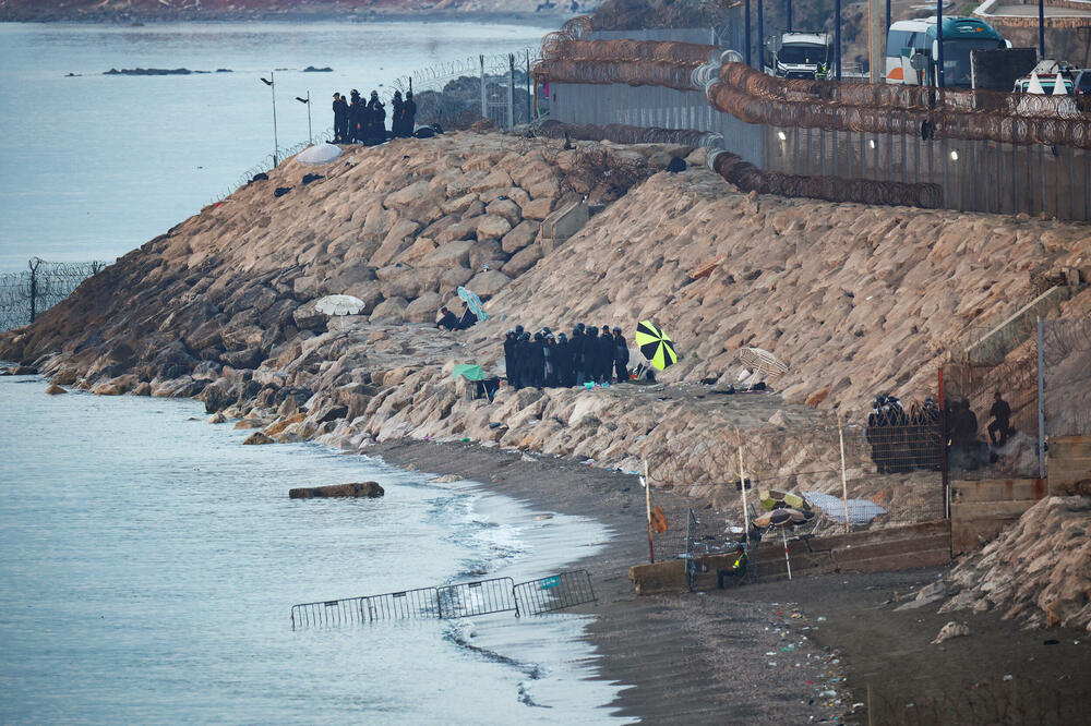 Pripadnici marokanskih snaga bezbjednosti obezbjeđuju plažu na granici sa Španijom u Seuti, Foto: Reuters