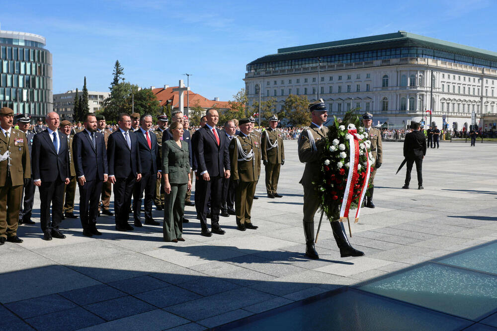 Poljski predsjednik Karol Navrocki i prva dama Marta Navrocka prisustvuju ceremonijalnoj smjeni straže kod Groba neznanog junaka tokom obilježavanja Dana Oružanih snaga Poljske u Varšavi, Foto: Reuters