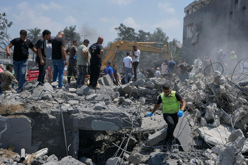Detalj nakon napada na selo Deir el Zahrani, Foto: Beta/AP
