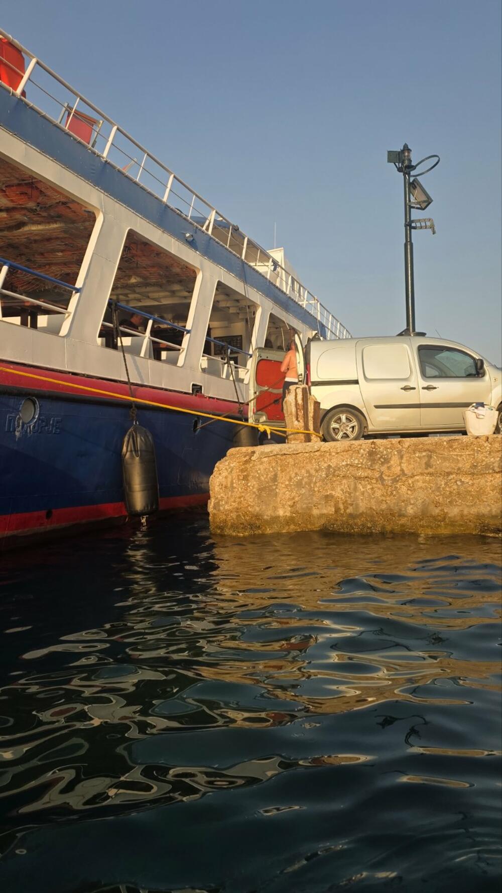 <p>Iako su se prisutni mještani i turisti bunili zbog ovoga, posada broda dugačkog tridesetak metara nije odustala od namjere da se na mjesnom mulu snabdije gorivom</p>  <p>Pri pretakanju dizela iz posuda u furgonu u tankove broda, prema tvrdnjama prisutnih građana, manja količina goriva se prosula i dospjela je u more</p>