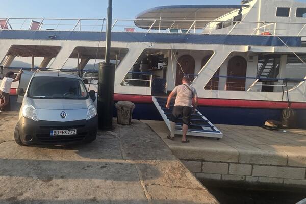 The crew of the ship "Budva I" chased away swimmers from the New Pier on the Coast...