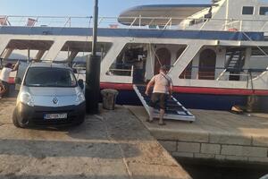 Posada broda "Budva I" potjerala kupače sa Novog mula na Obali...