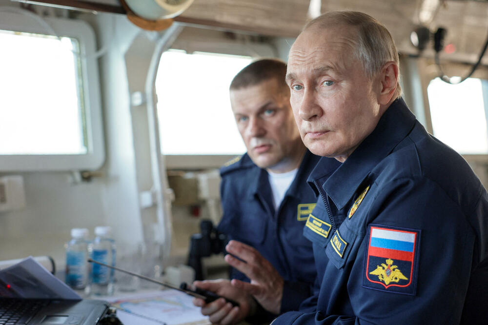 Putin posmatra vojnu vježbu Pacifičke flote sa raketne krstarice "Varjag" u ruskoj dalekoistočnoj Sahalinskoj oblasti, 12. avgusta 2026., Foto: Reuters