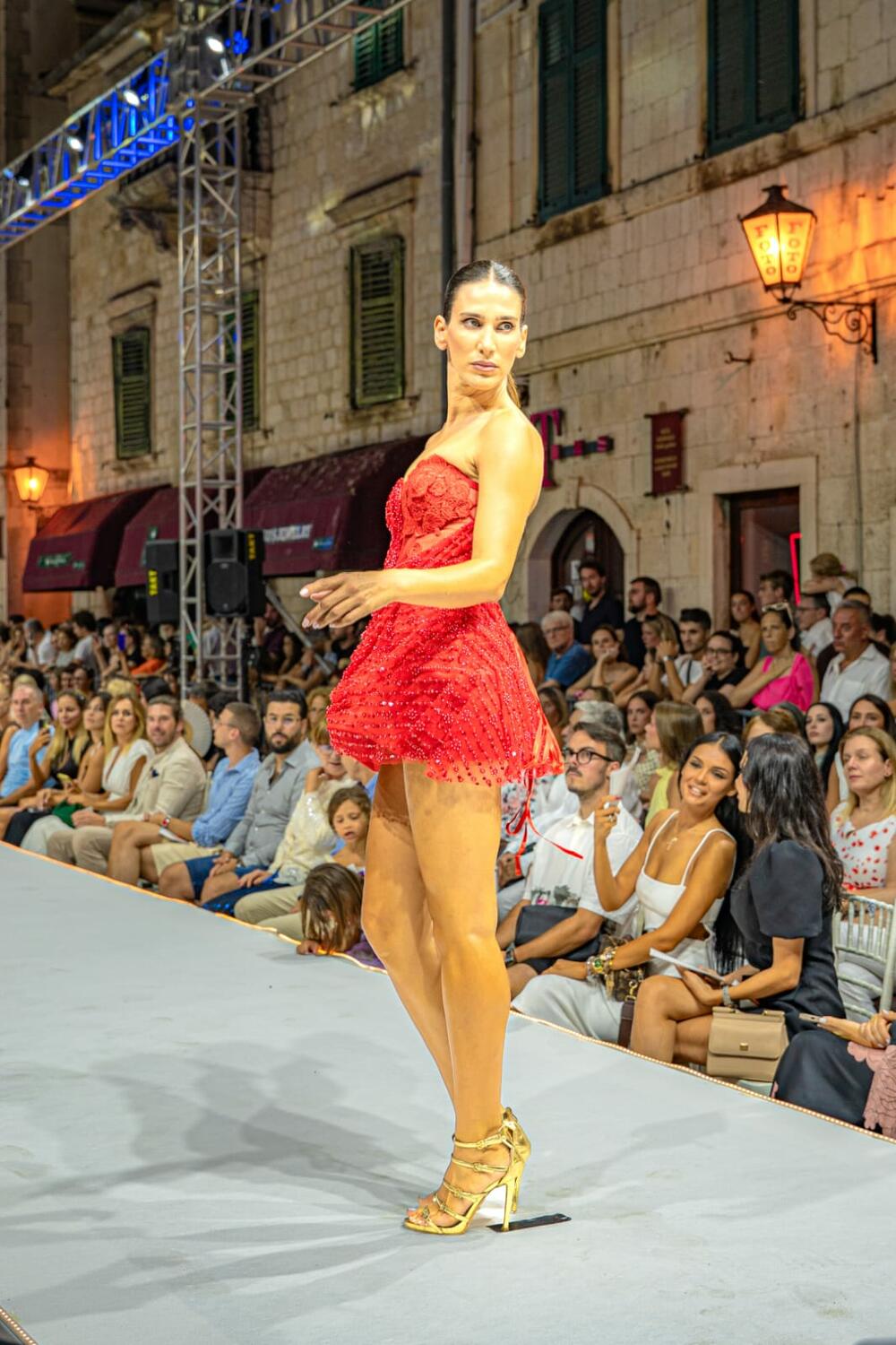 <p>Drugo izdanje Fashion Banga okupilo domaće i regionalne dizajnere, a završnicu obilježile revije Marine Banović i Predraga Đuknića</p>