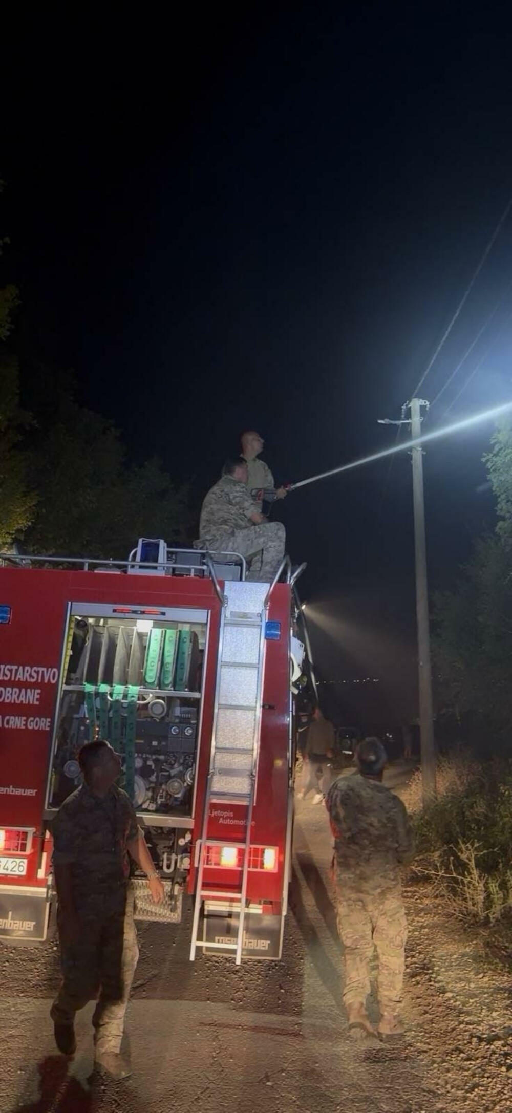 <p>"Posebno želim da istaknem njihovo djelovanje na Briskoj gori, gdje su uspješno odbranili putnu komunikaciju i spriječili širenje vatre preko puta, kao i zaštitili imanja, kuće i Manastir Svetog Vasilija Ostroškog, u kojem borave monahinje", istakao je ministar odbrane Dragan Krapović</p>