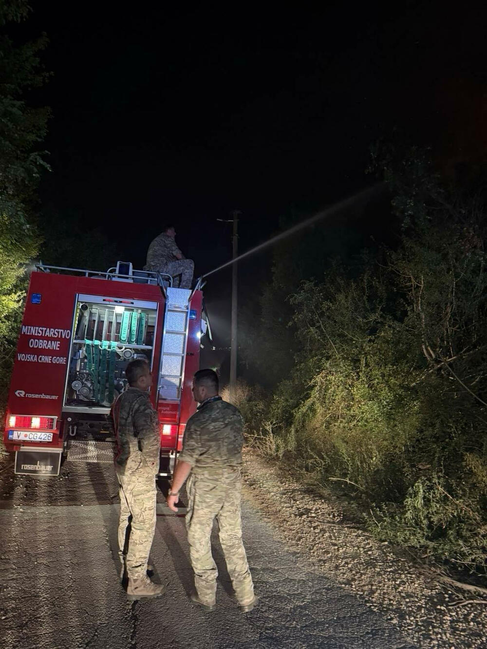 <p>"Posebno želim da istaknem njihovo djelovanje na Briskoj gori, gdje su uspješno odbranili putnu komunikaciju i spriječili širenje vatre preko puta, kao i zaštitili imanja, kuće i Manastir Svetog Vasilija Ostroškog, u kojem borave monahinje", istakao je ministar odbrane Dragan Krapović</p>