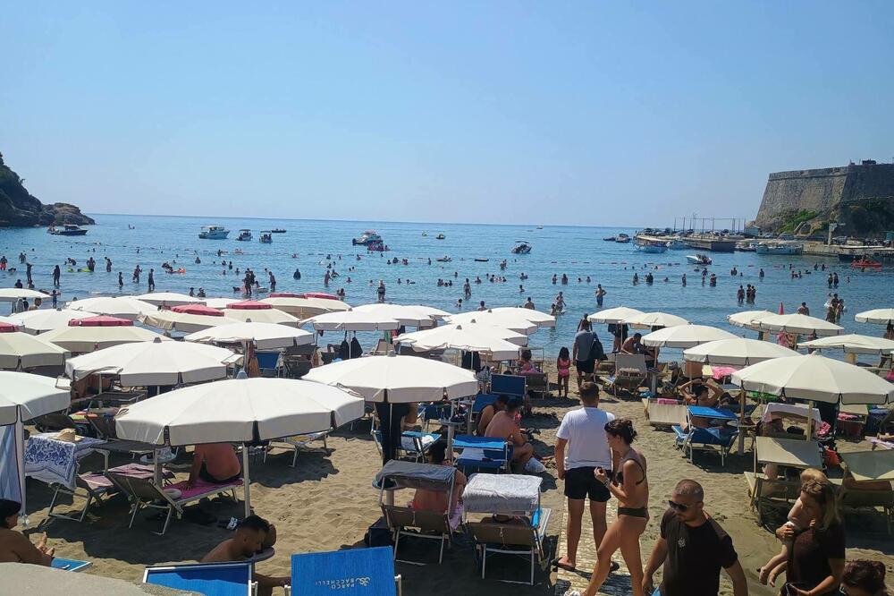 Kao u košnici: Mala plaža, Foto: Samir Adrović