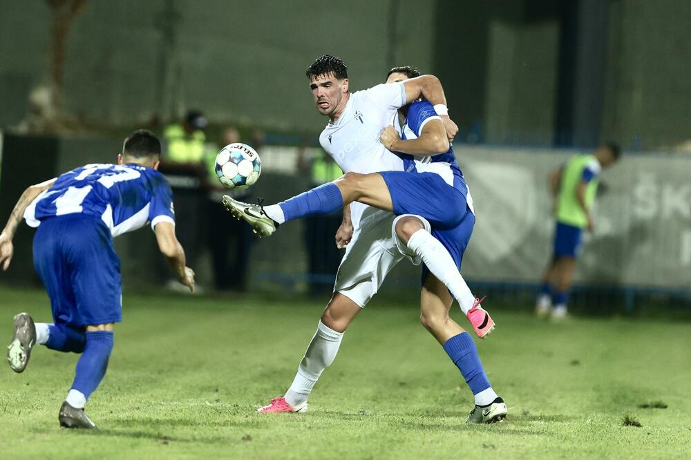 <p>Budućnost osvojila bod na gostovanju Arsenalu (0:0), Mornar u gostima bolji od Mladosti Lob.Bet (3:2), a Petrovac kod kuće savladao Jezero (3:0)</p>
