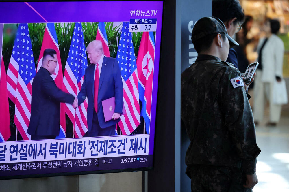 Južnokorejski vojnik stoji pored televizora na kojem se emituje prilog o mogućem samitu sjevernokorejskog lidera Kim Džong Una i američkog predsjednika Donalda Trampa: Detalj sa na željezničke stanice u Seulu, glavnom gradu Južne Koreje, 22. oktobra 2025., Foto: Reuters