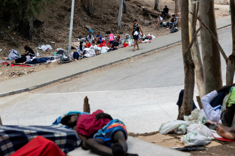 Migranti odmaraju u blizini obale nakon dolaska u Seutu: Fotografija od 16. avgusta, Foto: Reuters