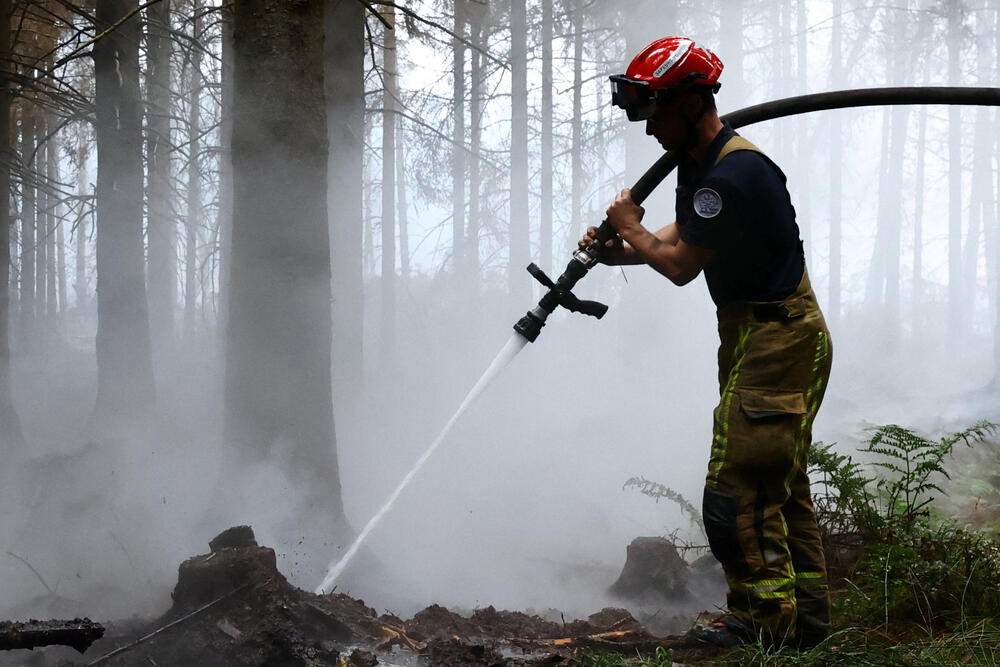 <p>Šumski požari zahvatili su Evropu ovog ljeta nakon uzastopnih snažnih toplotnih talasa, podstaknutih klimatskim promjenama, koji su pojačali sušu i ostavili vegetaciju izuzetno suvom i lako zapaljivom. Požari su ove godine u Evropi zahvatili 576.000 hektara, pokazali su podaci Evropskog informacionog sistema za šumske požare (EFFIS) &ndash; površinu dvostruko veću od Luksemburga</p>