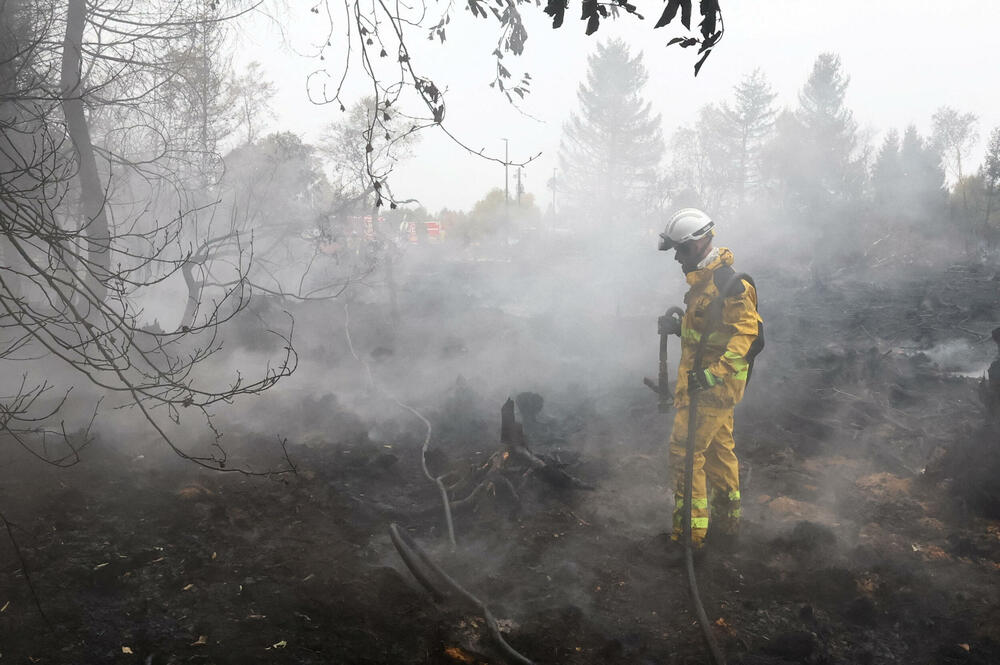<p>Šumski požari zahvatili su Evropu ovog ljeta nakon uzastopnih snažnih toplotnih talasa, podstaknutih klimatskim promjenama, koji su pojačali sušu i ostavili vegetaciju izuzetno suvom i lako zapaljivom. Požari su ove godine u Evropi zahvatili 576.000 hektara, pokazali su podaci Evropskog informacionog sistema za šumske požare (EFFIS) &ndash; površinu dvostruko veću od Luksemburga</p>