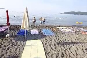 Budva: Slobodni djelovi plaža od rane zore rezervisani,...