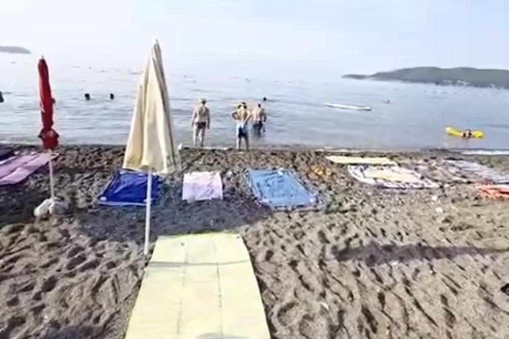 Detalj sa plaže u Bečićima, Foto: Vuk Lajović